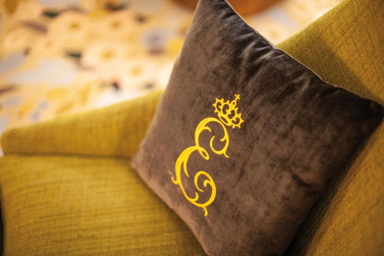 Hotel-Restaurant Erbprinz Ettlingen Exterior foto The hotel's logo on a cushion