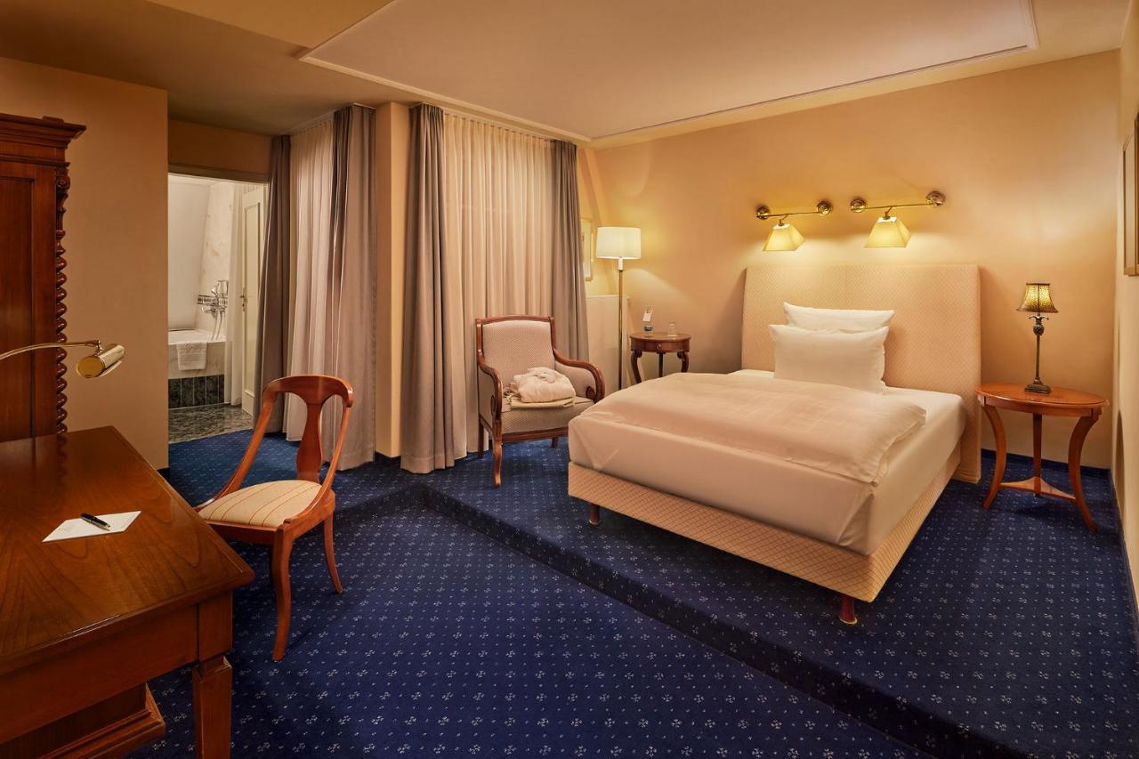 Hotel-Restaurant Erbprinz Ettlingen Exterior foto A room at the Hotel de France
