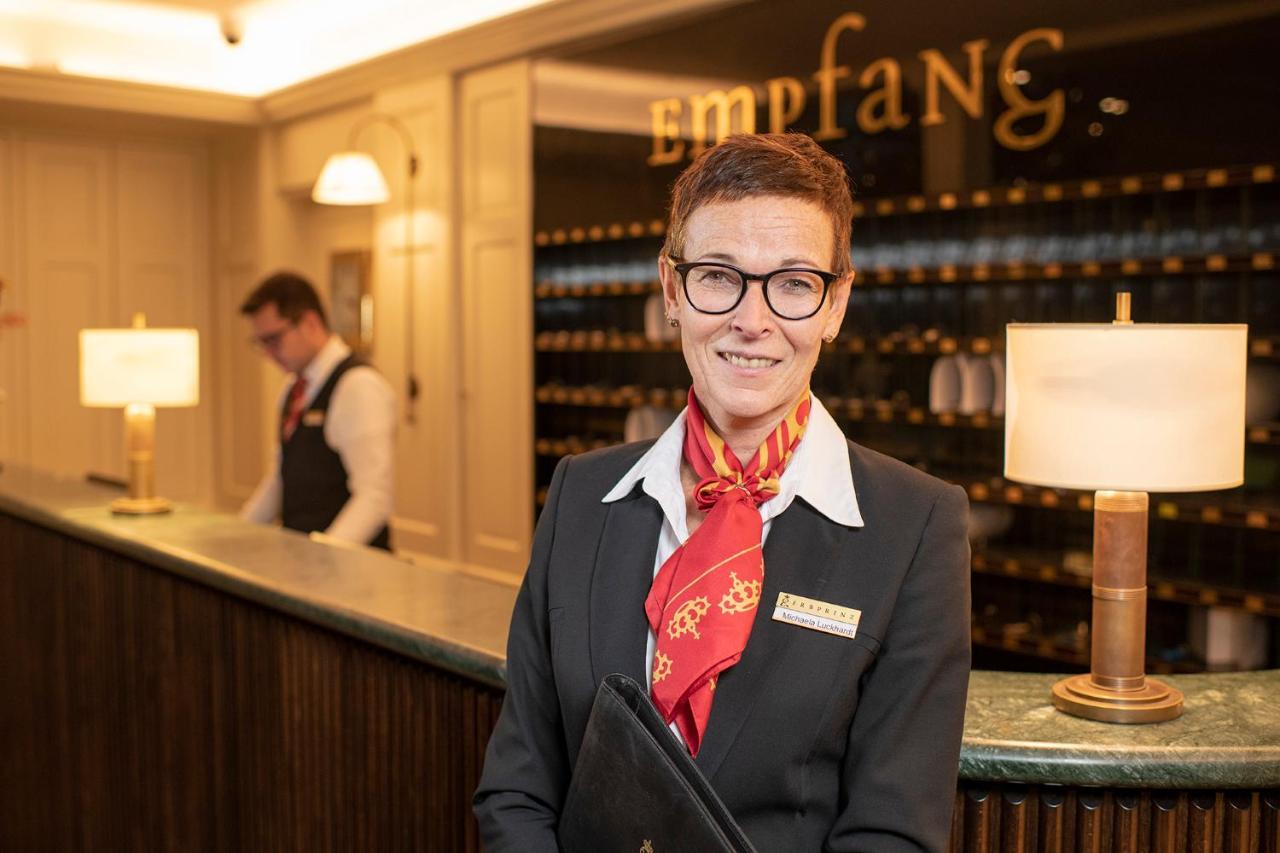 Hotel-Restaurant Erbprinz Ettlingen Exterior foto A hotel receptionist at the front desk